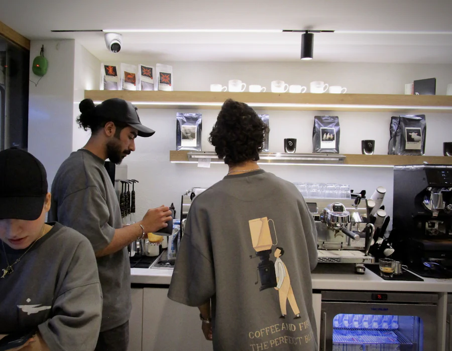 Café com barista ao balcão